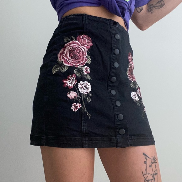 Pacsun x kendall + kylie black denim miniskirt with floral embroidery, size S - Picture 3 of 6